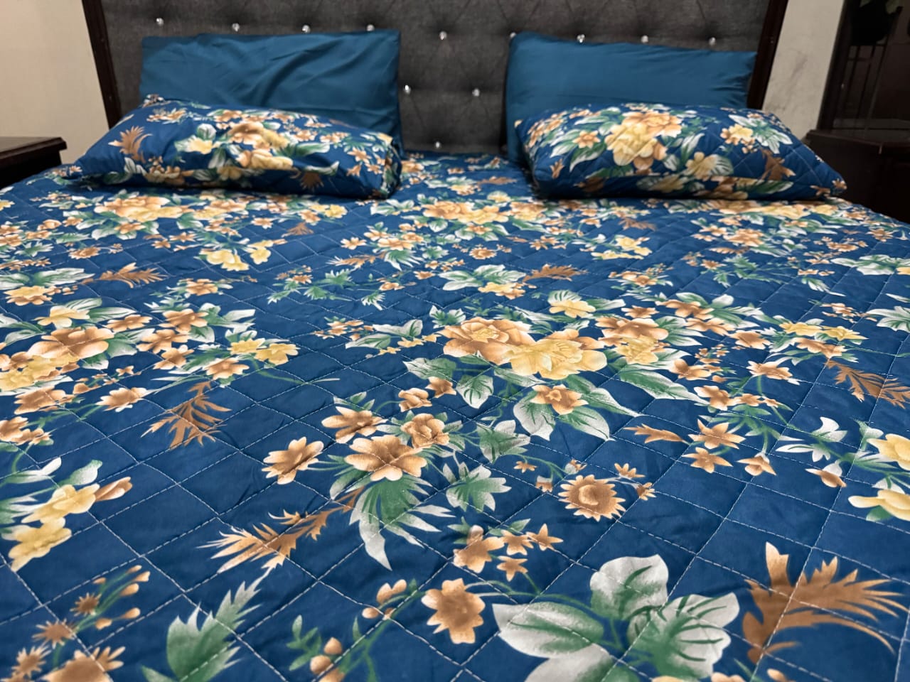 Piloria Morning Bloom – 6-Piece Blue Floral Comforter Set with Peach Accents